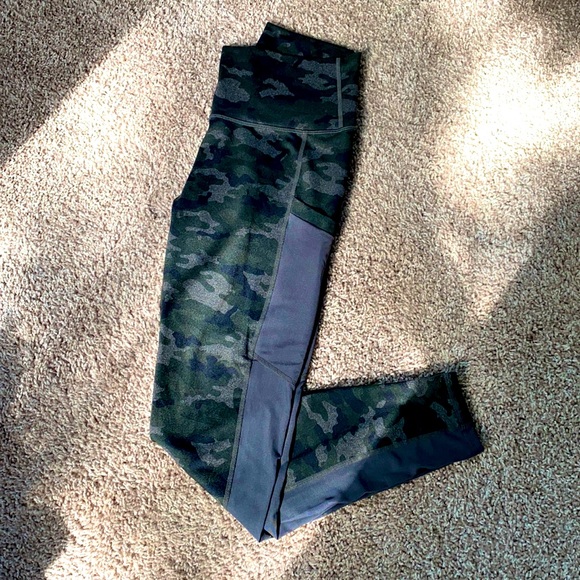 Women’s size small Fabletics Camo Leggings with mesh paneling and pockets - Picture 1 of 4